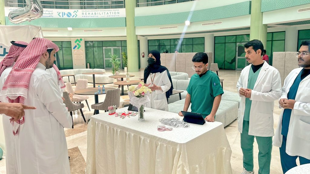 mu_camsksa's tweet photo. أقامت الكليه ممثلة بوحدة الانشطة الطلابية وبالتعاون مع وحدة العمل التطوعي مبادرة بعنوان "من هو أخصائي المختبر" وذلك للتعريف بأخصائي المختبرات الطبية ودوره المهم في مساعدة الأطباء في التشخيص لمعظم الأمراض والأخطاء المحتملة في عصرنا الحالي. https://t.co/4U57VuT0QB