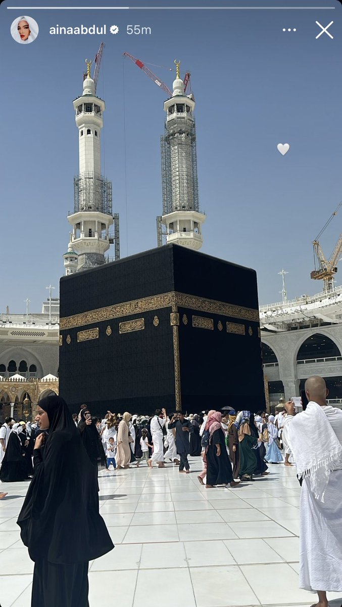 Aina Abdul shared  her moment in front of the holy Kaaba on igstory. Semoga urusan di sana dipermudahkan, segala ibadah umrah diterima di sisi Tuhan.