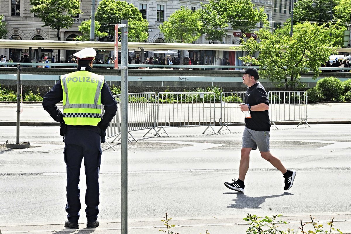 apex_archive's tweet image. #ViennaCityMarathon 2024  

Einsamkeit an der Spitze -und dann am Ende erst recht...

#vcm2024 #marathon #laufen #running #sports #sport #reportage #Läufer