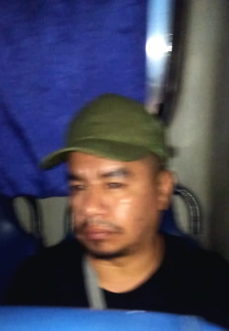 N24HorasES1's tweet photo. Nos comentan que este sujeto se sube en los buses de la 102 y se da a la tarea de ir manoseado a las niñas o jóvenes, se pide a la ciudadania tener cuidado con él y que lo denuncien. @PNCSV https://t.co/fOuDUxR9uV
