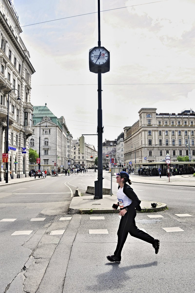apex_archive's tweet image. #ViennaCityMarathon 2024  

Einsamkeit an der Spitze -und dann am Ende erst recht...

#vcm2024 #marathon #laufen #running #sports #sport #reportage #Läufer