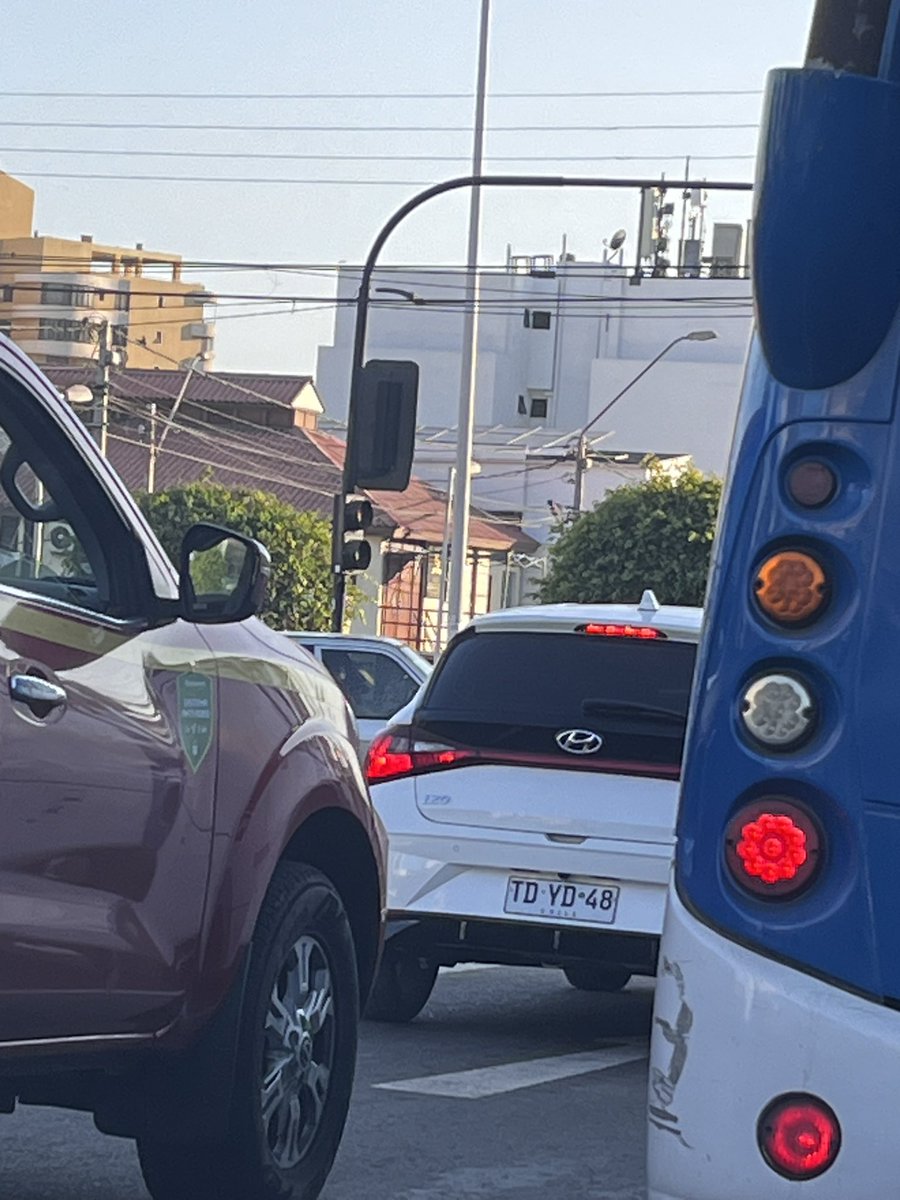 Este o esta animal casi atropella a una mamá con sus 2 hijos que iban cruzando por un paso de zebra! Paso rajado y ni siquiera se detuvo para ver si estaban bien! #Antofagasta #mandrilesalvolante @Carabdechile