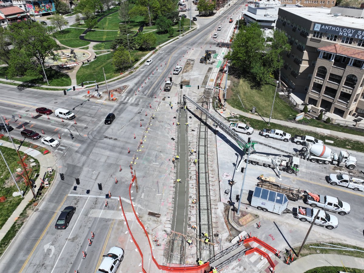 Read the Weekly Construction Update to see where #BuildKCSC crews will be working this week for the #kcstreetcar Main St. Ext: ow.ly/9Jof50Ohmpe 📸: Building track through the Emanuel Cleaver II Blvd. intersection! #Ridein2025 🚊 @kcstreetcar @KansasCity @RideKCTransit