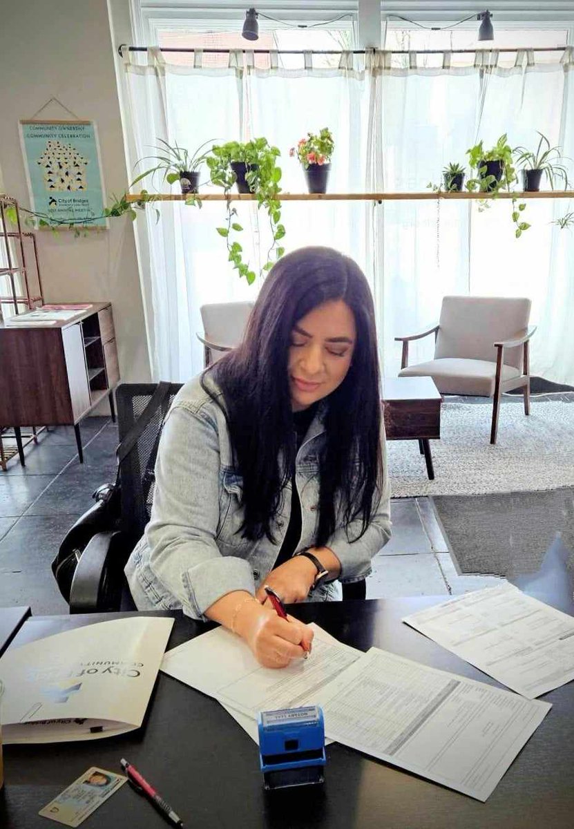 citybridgesclt's tweet image. April is #FairHousingMonth and today's the perfect time for a #MoveInMonday! Let's hear it for our newest first-time homeowner Jerica, who closed on her gorgeous brand new home on Friday! Congratulations!