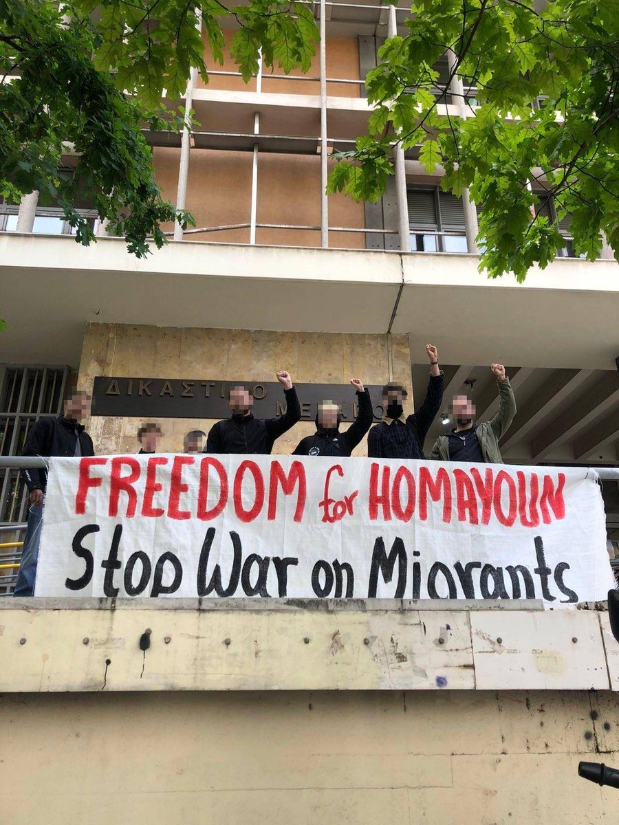 #FreeHomayoun and all imprisoned by the border regime.
Thessaloniki court today.
#antireport

Σήμερα στα δικαστήρια της Θεσσαλονίκης μαζί με Stop war on migrants. Να ελευθερωθεί ο Homayoun Sabetara και όσοι έχουν φυλακισθει από το καθεστώς συνόρων.