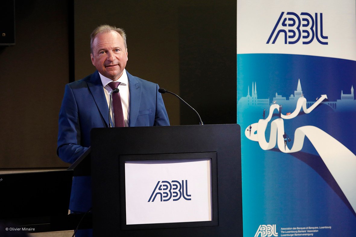 In his speech at the @ABBLbanking General Assembly, Minister @Roth_Gilles underlined his commitment to increase the competitiveness of the financial centre 🇱🇺. He also stressed the important role of the financial sector in financing economic growth & the green ☘️ transition.