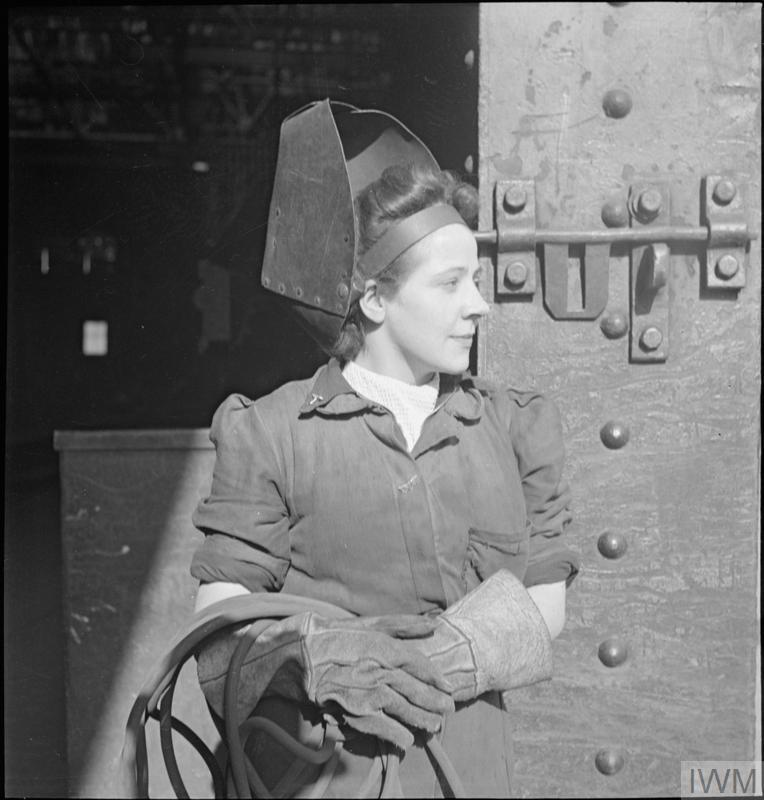 A young woman welder photographed by Cecil Beaton outside a Tyneside shipyard, 1943. Beaton worked as an official photographer for the British Ministry of Information during the war. You can learn more about his work on our website: bit.ly/3sLkT9A © IWM (DB 68)