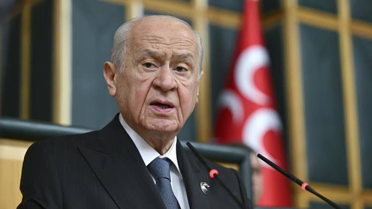 Devlet Bahçeli:  
Türk bayrağını kabullenemeyen şerefsizlerin vatandaşlıktan derhal çıkarılması, mallarına-mülklerine el konulması, bunun yanında DEM Parti hakkında kapatma davasının açılarak bölücü milletvekillerinin dokunulmazlıklarının kaldırılması, tarihe, ecdada, vatana ve