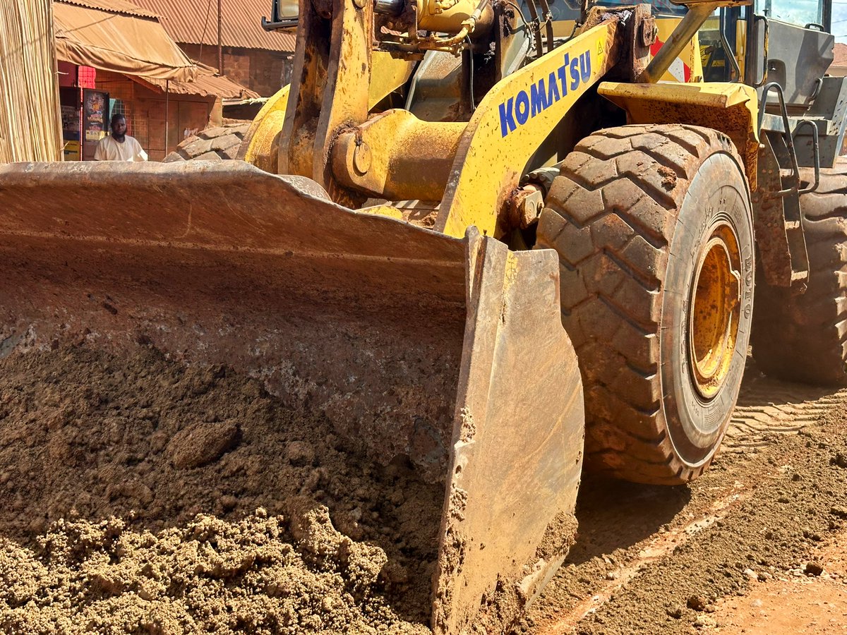 Underway; Our contractor on Nateete—Nakawuka road is fixing bottlenecks along the road [Kasenge Town], a major relief route for traffic using Kampala—Masaka highway. #UNRAworks