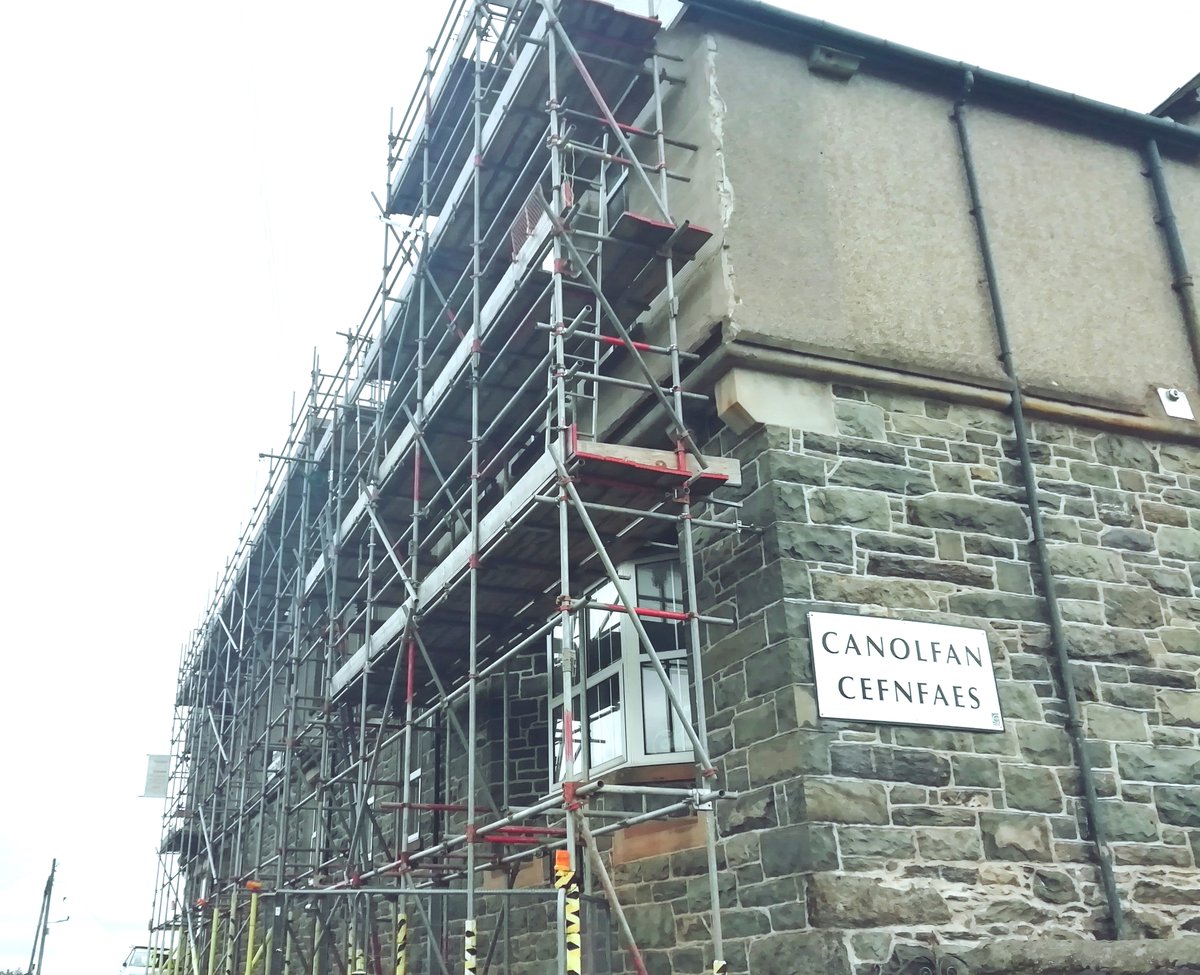 The scaffolding is up at Canolfan Cefnfaes! This 39.13kWP installation will be the largest of our Heuldro solar panel programme to date. Very exciting! 🔆🔆⚡️⚡️#communityenergy @PartneriaethOg @_energyservice