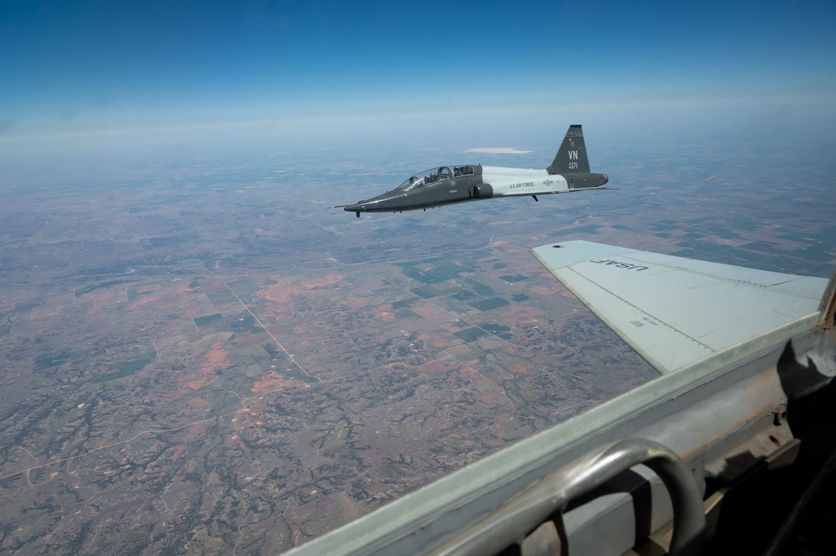 Taking flight lessons to a whole new level! Vance Air Force Base's T-38C Talons from the 25th Flying Training Squadron soared through the Oklahoma skies, executing an impressive training sortie. 🛫 #GoBlue and start your flight plan in the world's greatest @usairforce!