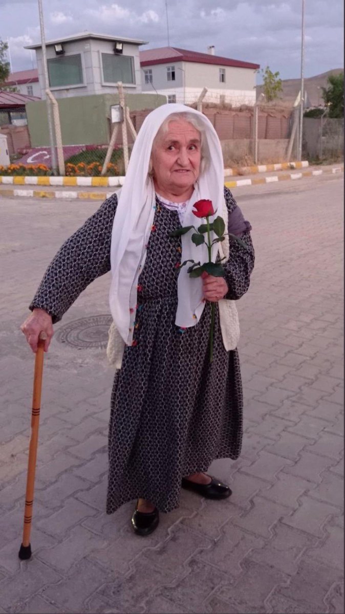 Daha önce infazı ertelenen 81 yaşındaki hasta ve yaşlı #MakbuleÖzer cuma günü verilen ATK kararıyla bugün cezaevine götürüldü.
 Kürdün anasına düşmanlığının en net örneği.  Anaya düşman bir iktidar Kürt’ün tüm yaşam alanına düşmandır.