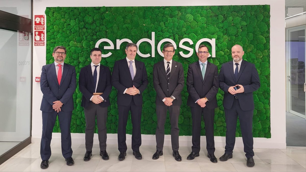 IndustriaAnd's tweet photo. 📸 El consejero @ParadelaJSr ha abordado con la junta directiva de @smartcityclust las líneas maestras, objetivos y medidas que contempla la futura Ley de Espacios Productivos de Andalucía que impulsa la Junta y que es "una importante oportunidad para el sector de las Smart City" https://t.co/7gasxD47Bz