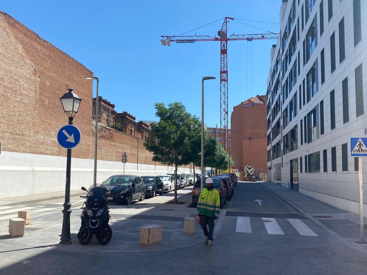 Esta calle podría ser peatonal, con bancos, fuentes y jardines para que los 700 niños que estudian en el colegio de al lado jueguen y las 76 familias del edificio blanco tengan donde interactuar con sus vecinos. En su lugar se usa como almacen de 19 vehículos privados.