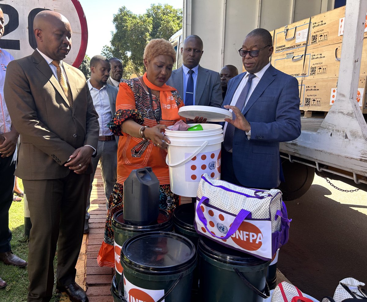 1/2 She reiterated that UNFPA is going to support the distribution of supplies to the cholera treatment centres & facilities & districts where UNFPA’s country programme is implemented
#EndCholera
#CholeraResponse
#ICPD30
#Dignity