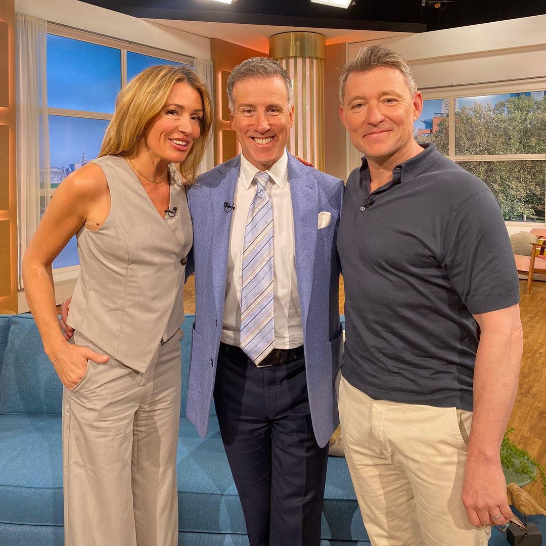 Afternoon all! Such a fabulous time on @ThisMorning chatting all about my Showman tour (final dates & details at antontour.com 🎟️) ...I also tried to persuade Cat Deeley to get involved in #Strictly and raised the idea of an #AntonDuBake return! Much love, Anton XX 😘🕺