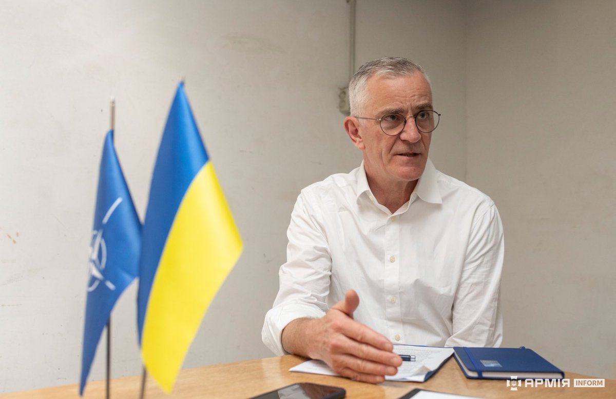 Last week, The Director for Defence and Security Cooperation at NATO, Piers Cazalet, visited Ukraine. In an exclusive interview with @armyinformcomua, he talked about joint projects and building interoperability between the armed forces. 📃 Read (in Ukr): cutt.ly/hw53w6iI