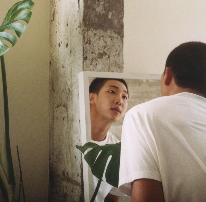 reniitae's tweet photo. Pic of Namjoon just looking in the mirror to see the greatest artwork to ever be created in this universe https://t.co/UwVXwNap7Q
