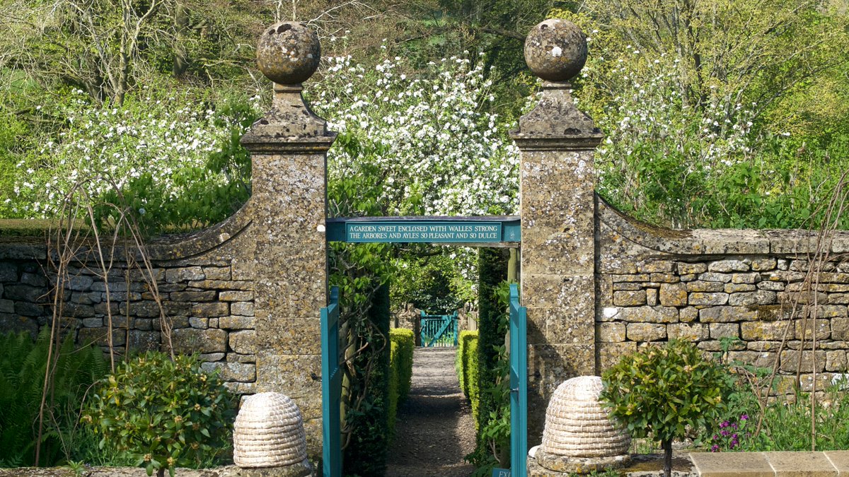Celebrate blossom and the beauty of nature at Snowshill's #FestivalofBlossom. Learn about how the Japanese appreciate blossom through the practice of 'Hanami' and explore the house with a special focus on Japanese objects in the collection. 

#SnowshillManor #Hanami