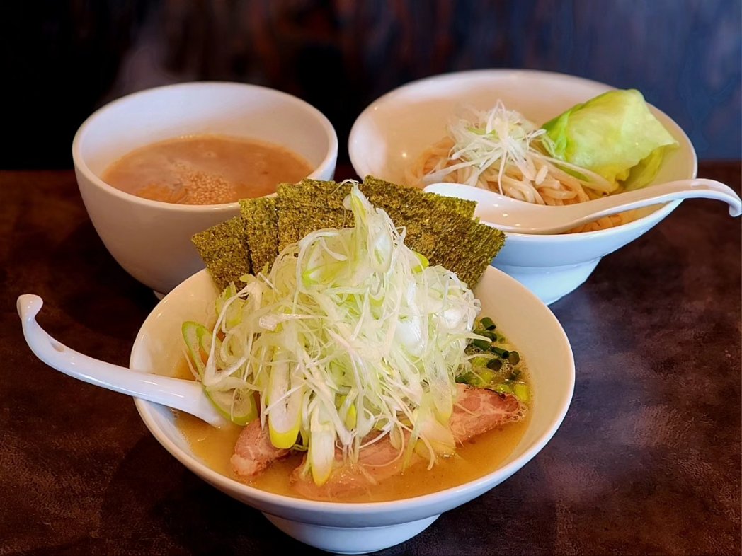 今日は久しぶりにラーメンを食べマシた。 麺や麗 ☆ 塩ラーメン & 味噌つけ麺 ♪ ブログ→ ameblo.jp/kenkenken-g/en… #麺や麗 #塩ラーメン #大盛り #つけ麺 #ニンニク #煮干し豚骨 #鶏油 #ニンニク入れて幸せ #凄旨 #最アンド高 #最アンド幸 #千歳市の美味しいラーメン #燃えるぜ #バチクソ美味い