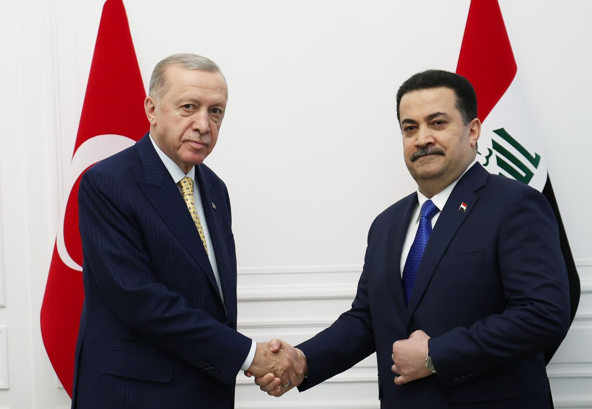 Cumhurbaşkanı Erdoğan, resmi temaslarda bulunmak üzere gittiği Irak'ın başkenti Bağdat'ta, Irak Başbakanı Muhammed Şiya es-Sudani ile baş başa görüşme gerçekleştirdi