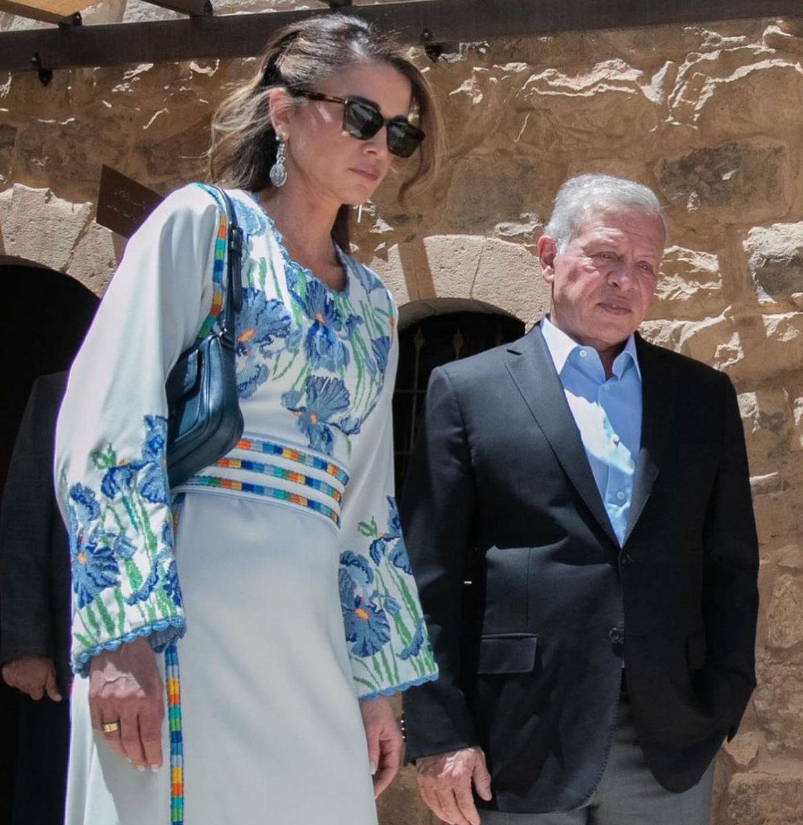 El Rey Abdullah II, acompañado por la reina Rania Abdullah, visita el Centro de Visitantes de #Madaba, que destaca la importancia histórica, geográfica y religiosa del lugar. 

La Reina en el día de hoy tenía un rostro muy serio.