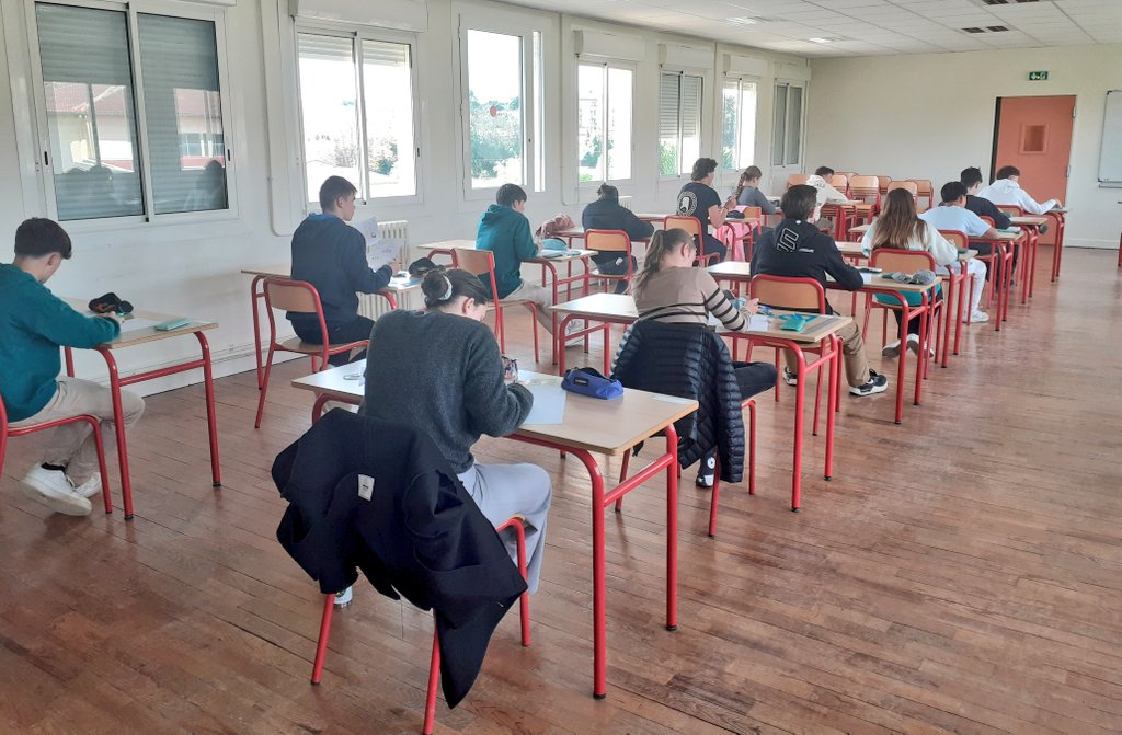 2nd DNB  blanc au @collègevic.
Dernière ligne droite pour nos 3e avant l'examen.
On ne lâche rien !✊🏻