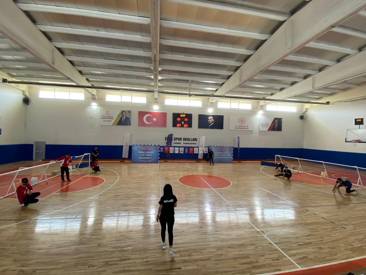 Türkiye Görme Engelliler Spor Federasyonu Goalball Erkekler 3.Lig 1.Devre müsabakaları başladı. 22-26 Nisan 2024 tarihleri arasında Ömer Halisdemir Spor Salonunda devam edecek müsabakalarda 9 kulüpten 60 sporcu mücadele ediyor. Başarılar dileriz.