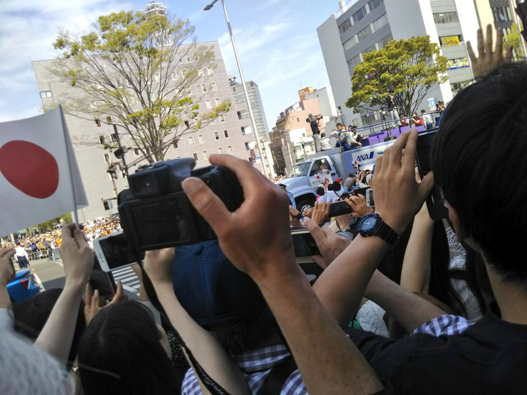 #羽生結弦選手2連覇おめでとうパレード
懐かしいなぁ🤗
記念Tシャツ買って着てはみたけどパーカー脱げなくて意味なかった思い出w
当時はまだTwitterやってなかったので記念に写真置いておこう

ちなみにどう考えても撮った写真の大部分が
#羽生結弦の写真撮るの下手くそ選手権
案件であるww

#羽生結弦