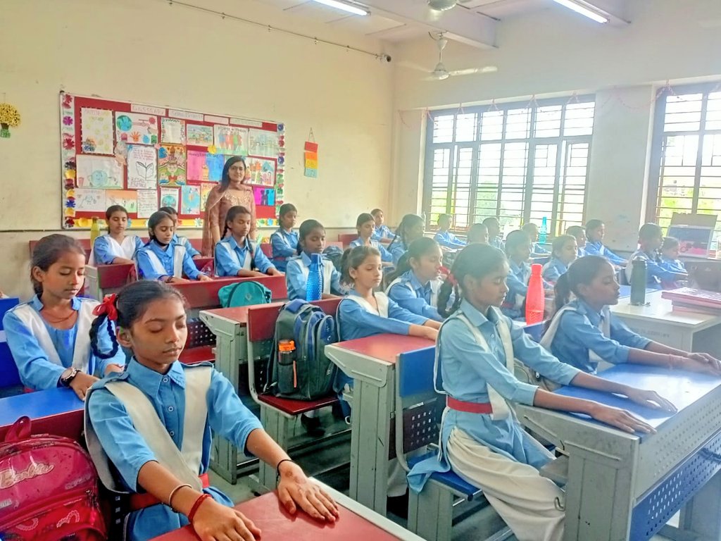 karshan01's tweet photo. 🌺Delighted to visit @GGSSSAzadpur and meet Principal Rajinder Kaur Flora Ma'am, a true advocate for the happiness curriculum. Her dedication to positivity in education is inspiring. Let's keep spreading Happiness in every classroom!😊📚🌷
#Happinessclasses https://t.co/a7R66G6SBf