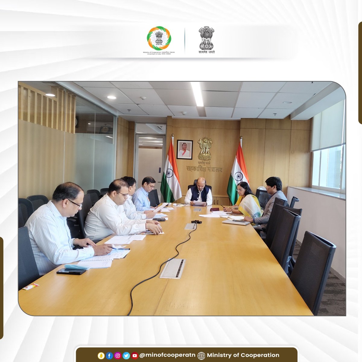 Dr. Ashish Kumar Bhutani, Secretary, MoC, held a meeting with @nafedindia and @Nccf_India to review the progress of initiatives related to registration of Tur and Maize farmers through PACS on their web portals ie. esamridhi.in and nccfindia.com/registration.