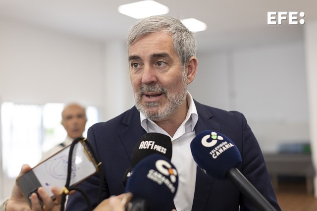 EFEnoticias's tweet photo. El presidente de Canarias reconoce tras las manifestaciones de este sábado que hay que revisar y "resetear" el modelo turístico.

https://t.co/XM25YnUObP https://t.co/D2QbwoSRUX