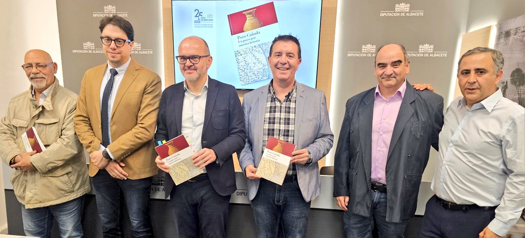 dipualba's tweet photo. 📖❣️@santicenizate ha presentado☝🏻el primer #libro escrito sobre la Hª de Pozo Cañada que, a pesar de remontarse a la #EdadDeBronce, tiene la paradoja de ser el municipio más joven de la provincia👶🏼🆎️
Lo ha hecho junto al alcalde, Fco Gª y los autores
https://t.co/eV949uOUOT https://t.co/M28oHPYB70