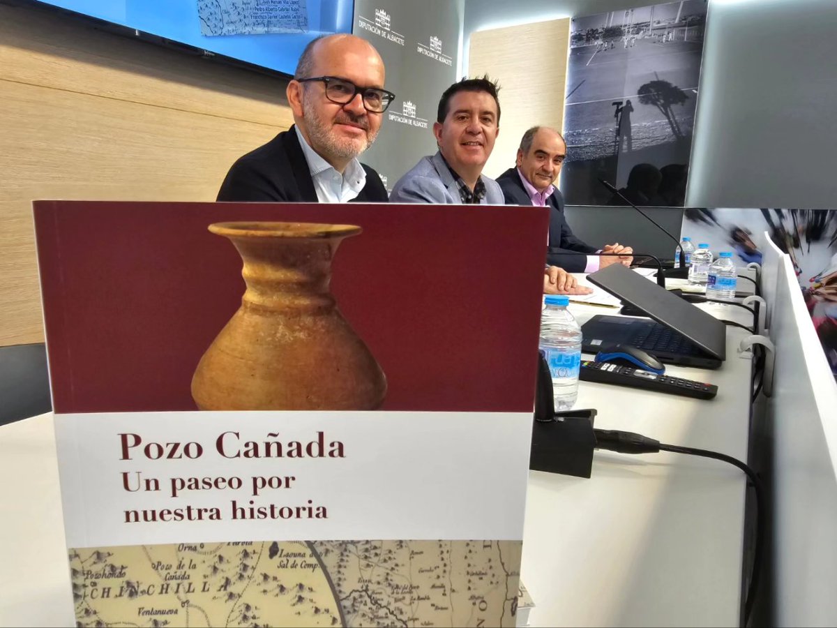 dipualba's tweet photo. 📖❣️@santicenizate ha presentado☝🏻el primer #libro escrito sobre la Hª de Pozo Cañada que, a pesar de remontarse a la #EdadDeBronce, tiene la paradoja de ser el municipio más joven de la provincia👶🏼🆎️
Lo ha hecho junto al alcalde, Fco Gª y los autores
https://t.co/eV949uOUOT https://t.co/M28oHPYB70