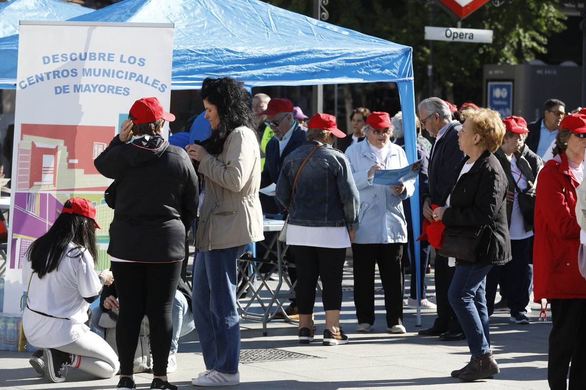 El #DistritoCentro celebra la Semana de los Mayores 2024, con diferentes propuestas gratuitas hasta el sábado 27 de abril. La plaza de Ópera ha acogido el inicio de las actividades, donde hemos contado con @madridsalud y el alumnado del @LaPalomaCEIP 👉informate.madrid.es/j0mhl2