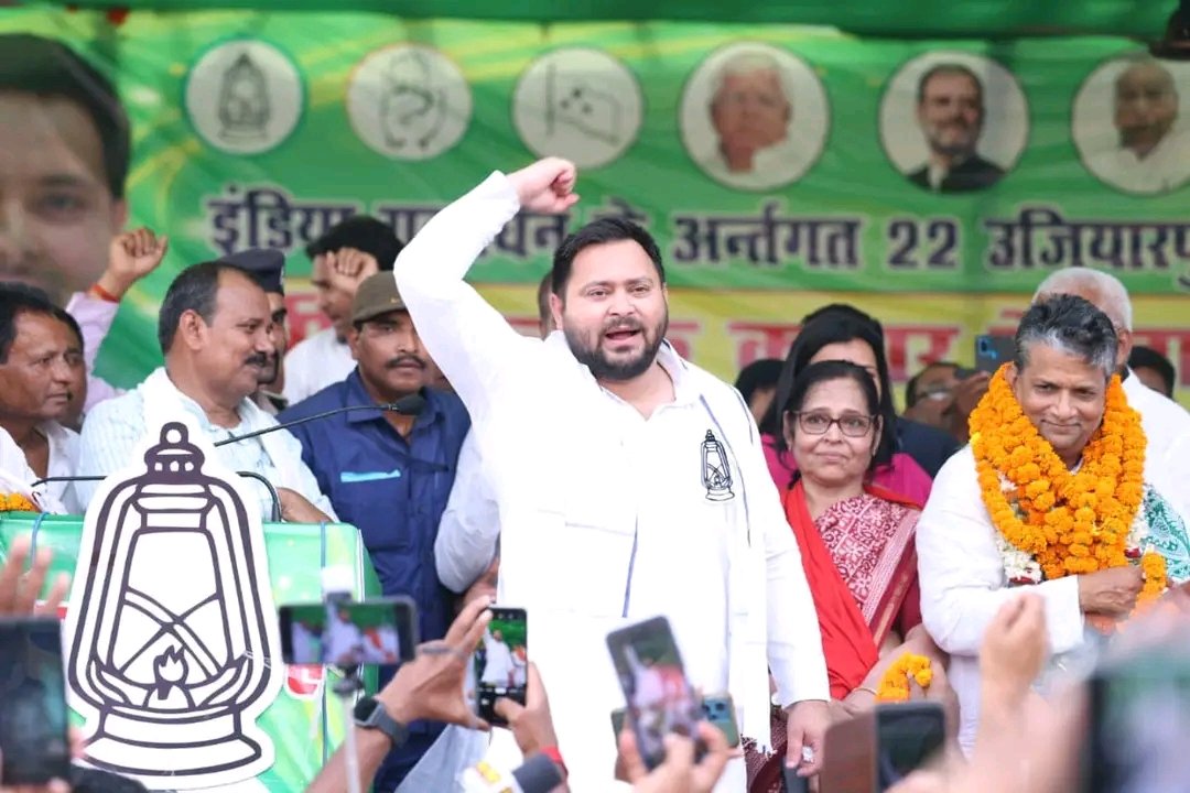 JaikyYadav16's tweet photo. कुछ दिन पहले तेजस्वी यादव ने कहा था कि पप्पू यादव BJP की B टीम हैं मगर आज स्वयं तेजस्वी यादव ने साबित कर दिया कि तेजस्वी यादव ख़ुद BJP की B टीम हैं।

मैं आज ��ेजस्वी यादव के इस बयान से बहुत दुखी हूं। तेजस्वी यादव जी ने पूर्णिया में खड़े होकर कहा कि 

आप INDIA को वोट दो या फिर NDA को दो मगर इनमें से किसी एक को ही दो

यानि वो इंडिरेक्टली पप्पू यादव को वोट न देने को कह रहे थे।

भला पप्पू यादव आपके इतने बड़े दुश्मन हो गए जो BJP वही BJP जिसे आप संविधान खत्म करने वाली पार्टी बताते हो और उसी को वोट देने की अपील कर रहे हो। 

शर्मनाक