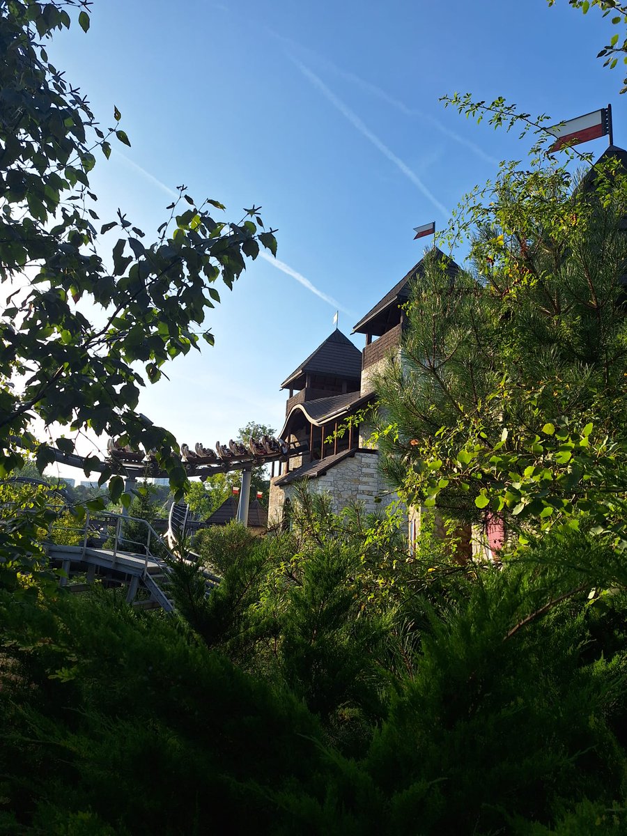 van0tot8baan's tweet photo. In de volgende aflevering gaan we het hebben over Lech Coaster in het Poolse Legendia! 🇵🇱🦅 Sinds 2017 trekken achtbaanfanaten naar dit park om deze Bermuda Blitz van Vekoma te beleven.  🎢

Wat is jouw mening, ervaring of eerste indruk van deze achtbaan? Laat het weten! 💬 https://t.co/BO4W7LwT9M