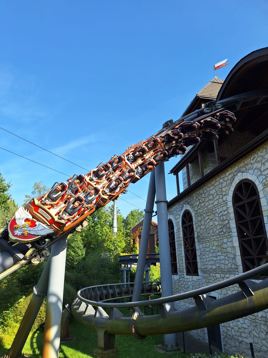 van0tot8baan's tweet photo. In de volgende aflevering gaan we het hebben over Lech Coaster in het Poolse Legendia! 🇵🇱🦅 Sinds 2017 trekken achtbaanfanaten naar dit park om deze Bermuda Blitz van Vekoma te beleven.  🎢

Wat is jouw mening, ervaring of eerste indruk van deze achtbaan? Laat het weten! 💬 https://t.co/BO4W7LwT9M