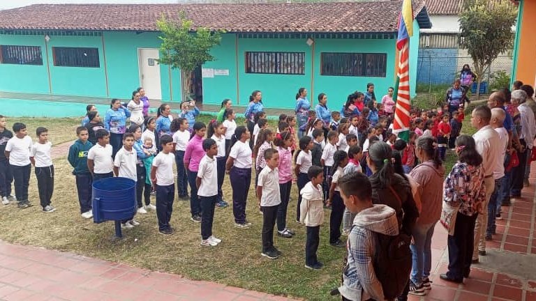 #22Abril ¡Seguimos construyendo futuro!

Una nueva semana para continuar con el ciclo de enseñanza - aprendizaje para nuestros niños y niñas.

¡Con amor, cultivamos las mentes brillantes del mañana!

<a href="/NicolasMaduro/">Nicolás Maduro</a>
@MPPEDUCACION
<a href="/_LaAvanzadora/">Yelitze Santaella</a>
<a href="/EleamerAbdala/">Eleamer Elkatrib</a>
#BloqueaElBloqueo