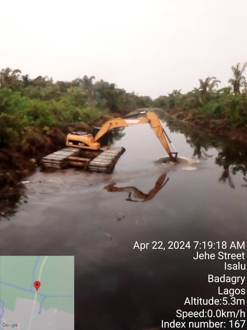 The Drainage Maintenance Department under the Ministry of Environment and Water Resources (MOE&WR) carried out cleaning, de-flooding, maintenance dredging, and evacuation of silts from Aghelasho Primary Channel in Badagry on Monday, 22nd April 2024.