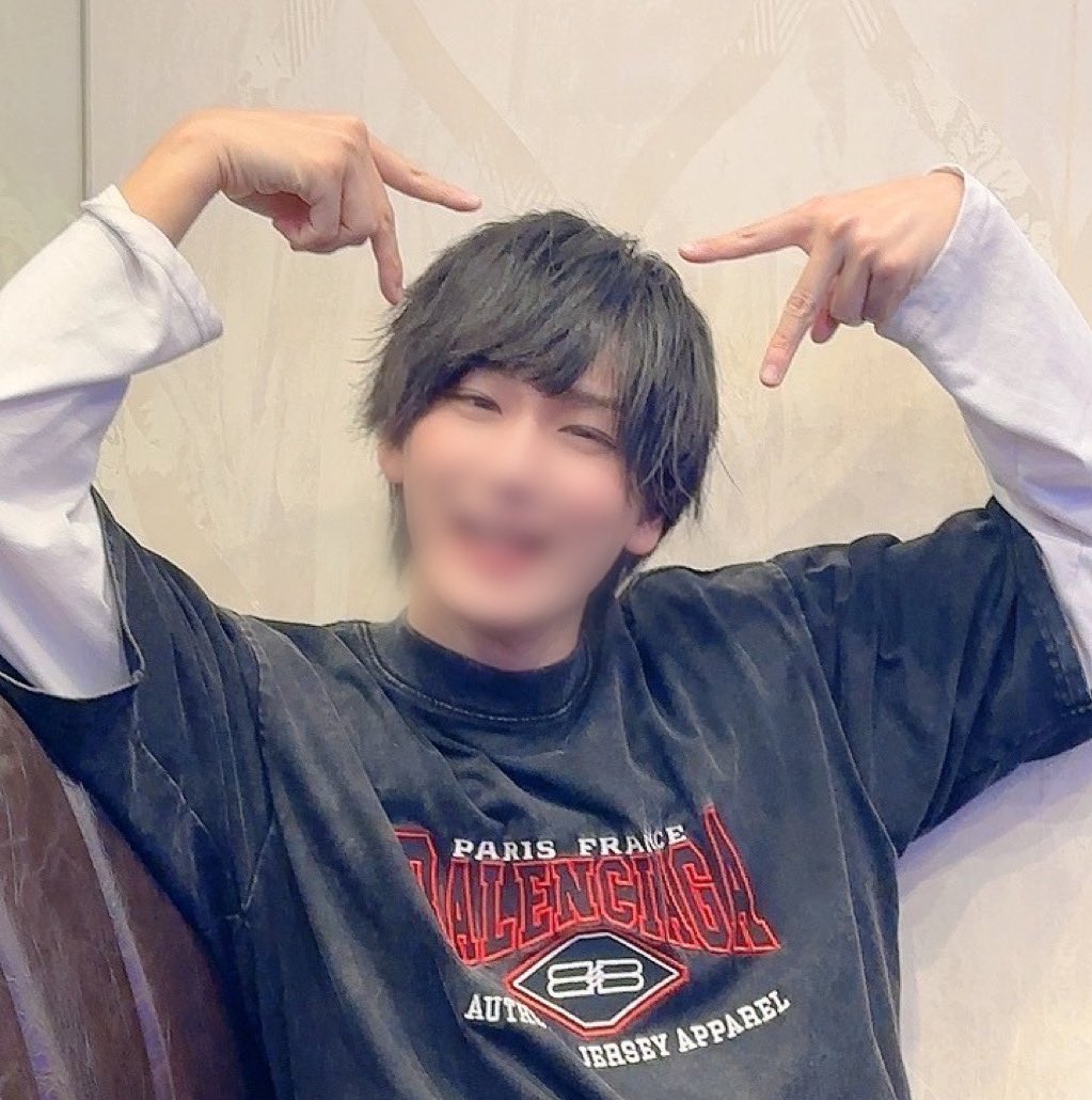 774babu's tweet photo. 酔うと表情が豊かになるみたいです
何も歌わずに猫耳ポーズをずっとしてたらしいです🙂 https://t.co/W7XwZHuspD