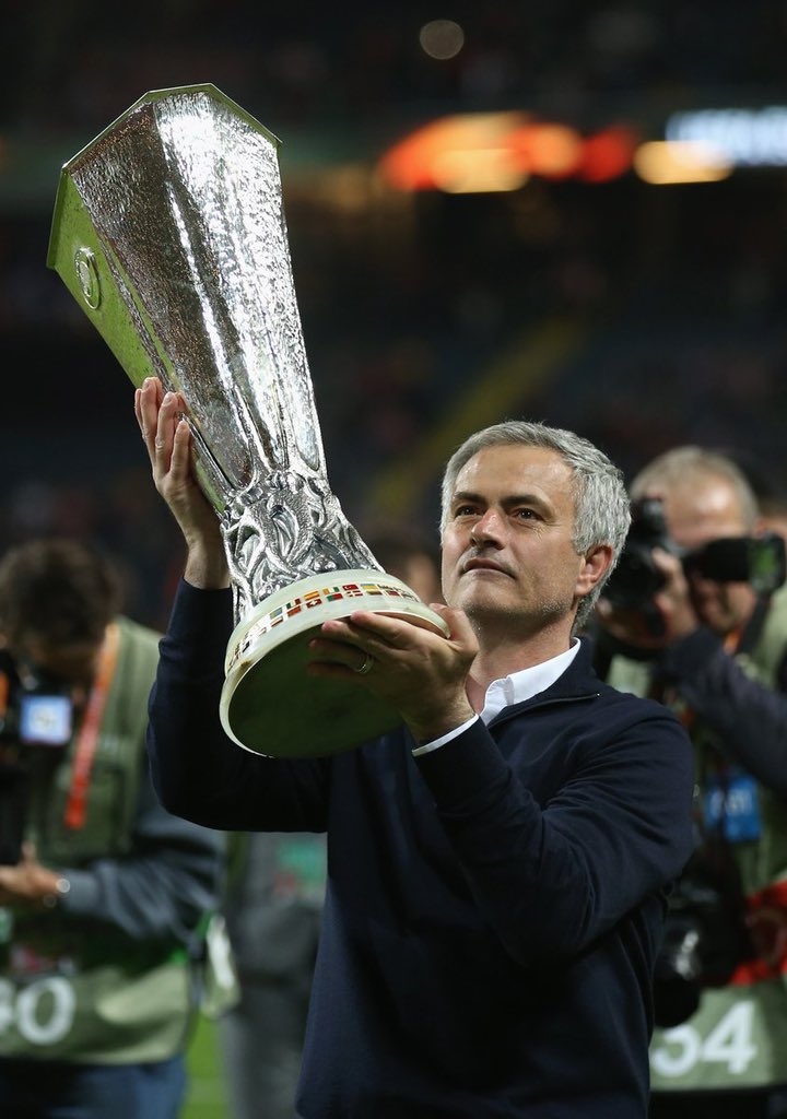 🎙️ Mourinho: 'I won a #UEL final with [long balls from] Sergio Romero to Marouane Fellaini. Ajax pressing, but pressing oxygen because the ball was not there. Ball to Fellaini’s chest. Play from there. Two-nil. Bring the cup home. Three titles. Disaster of a season.' #MUFC 👏🏼