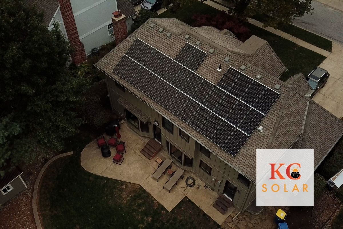 'Going solar is one of the best ways to protect against the rising costs of electricity. With solar panels, you can lock in the cost of your monthly energy bills.' 🤑 👉 kcsolar.net/2021/03/4-ways… #kcsolar #retirementplan #gosolar