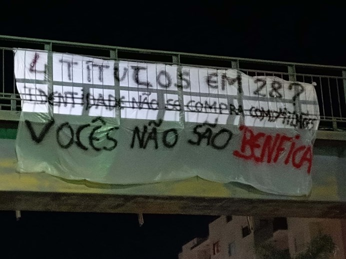 Adeptos do Benfica colocam tarja junto ao estádio do Farense: "Identidade não se compra com milhões. 4 títulos em 28"