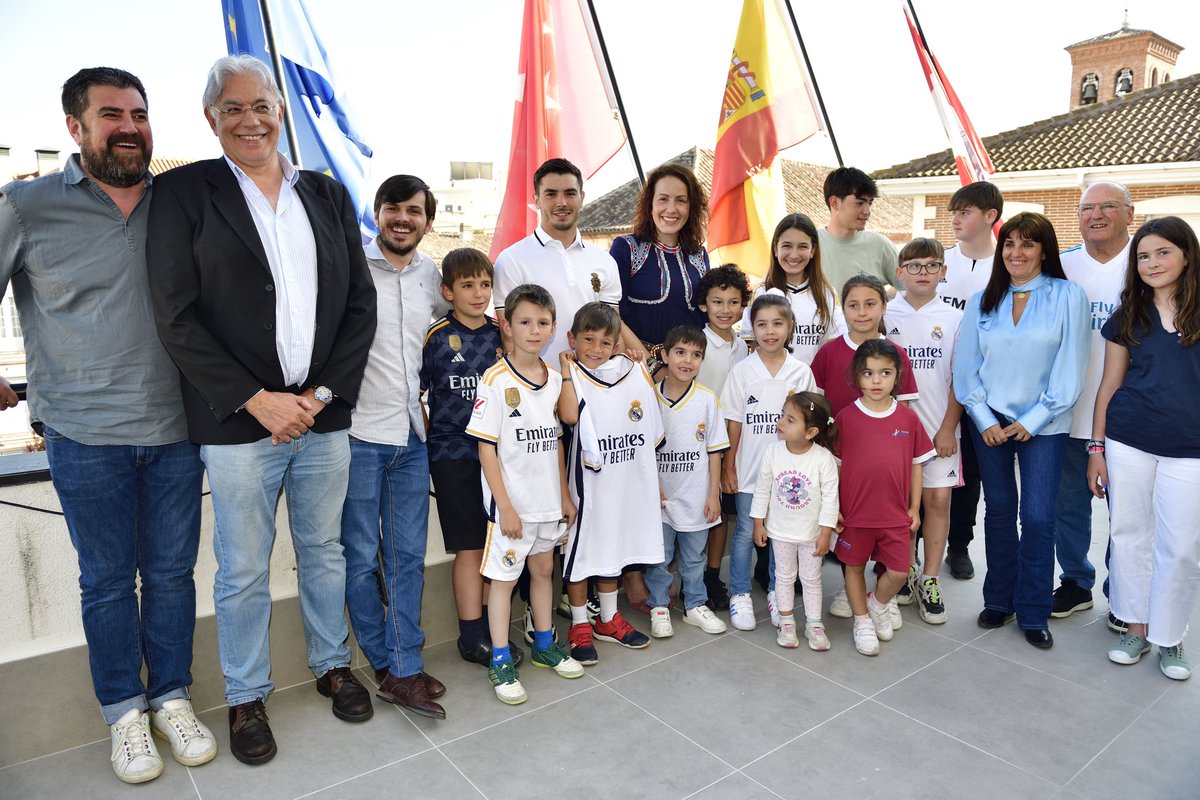 🔴⚪ El jugador del Real Madrid Brahim recibe una cálida bienvenida en el Ayuntamiento de Sanse

➡ El encuentro estuvo acompañado de la presencia de numerosos niños y niñas que mostraron su admiración hacia el jugador del Real Madrid

🔗diariodesanse.com/2024/04/22/el-…
