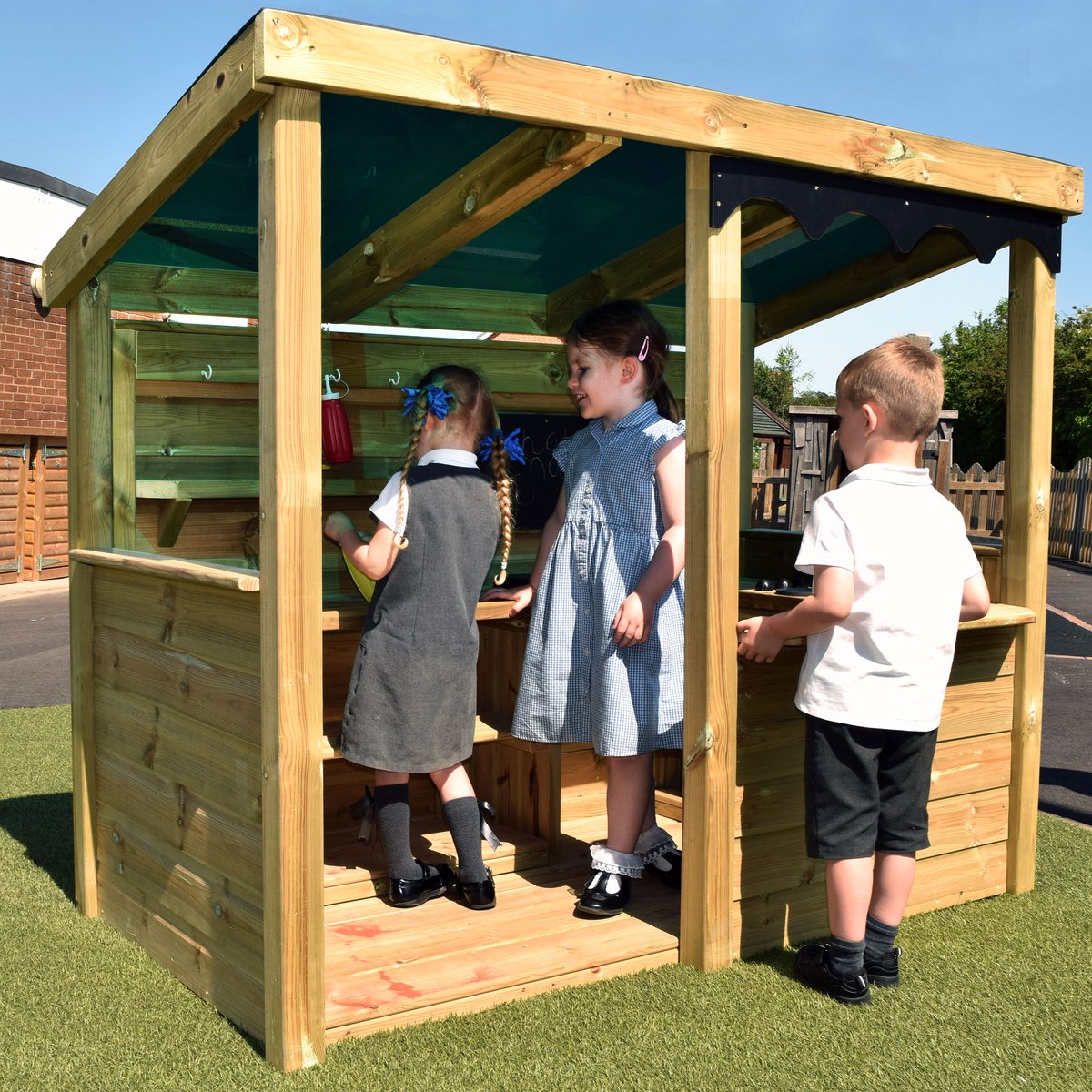 Cooking Station🍳 Featuring a kitchen space to cook up creations & a shop front to serve; this multi-functional structure will provide hours of entertainment for early years education! 🌳 Buy online 👉 t.ly/N4h1l #togetherbetter #mudkitchens
