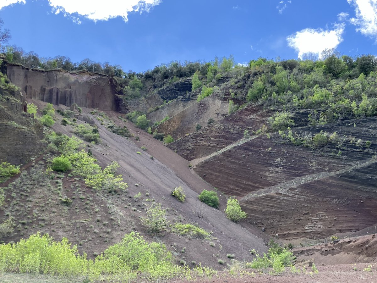 The quarry scar has been landscaped and turned into a natural reserve so you can now see straight into the heart - or maybe womb - of the volcano, layers of scoriae, lapilli and occasional volcanic bombs, which last erupted only 11,500 years ago.