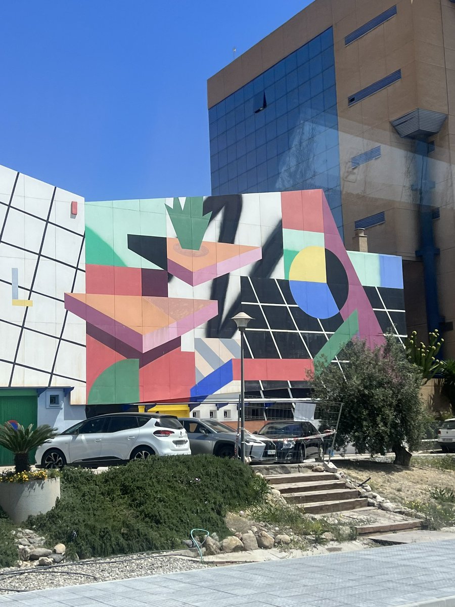 Caroosaanchezz4's tweet photo. Llegando a la uni, una pared entera de figuras geométricas planas #geometriaplanauma #didgeometria3E https://t.co/SafNKkvXS3