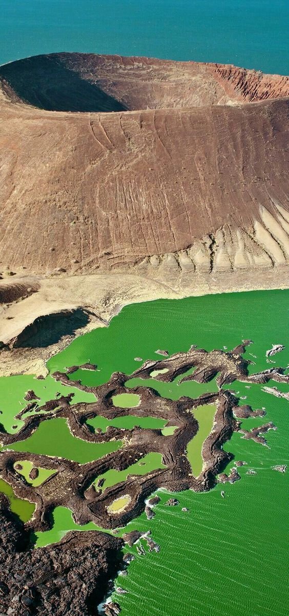 Lake Turkana in Kenya is the world's largest alkaline desert lake, rich in unique wildlife and cultural heritage. It's a UNESCO World Heritage Site, vital for local tribes, and of scientific interest for paleoanthropology. #LakeTurkana #Kenya