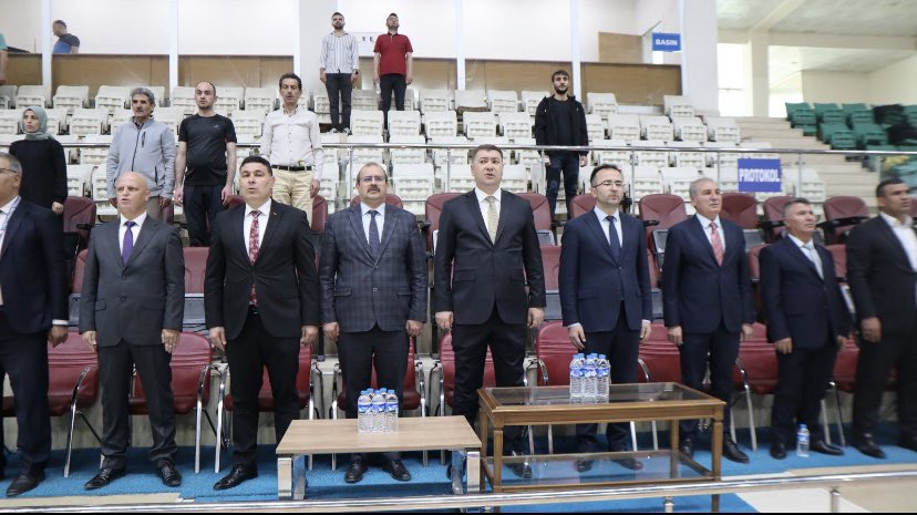 IgdirKYGM's tweet photo. Kredi ve Yurtlar Genel Müdürlüğü tarafından bu yıl 35’incisi düzenlenen #KYGMSporOlimpiyatları “Voleybol Bölge Elemeleri Grup maçları 8 ilden toplam 14 takım 168 öğrencinin katılımı ile İl Müdürümüz Recai ŞAHİN’in başlama servisiyle start verildi🏐🏐
#KYGM
#GSB https://t.co/R2meuSVYpH